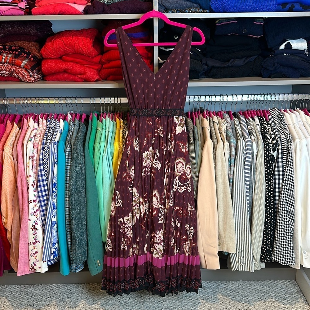 WHBM purplish maroon with black/cream flower print v neck pleated dress size 4